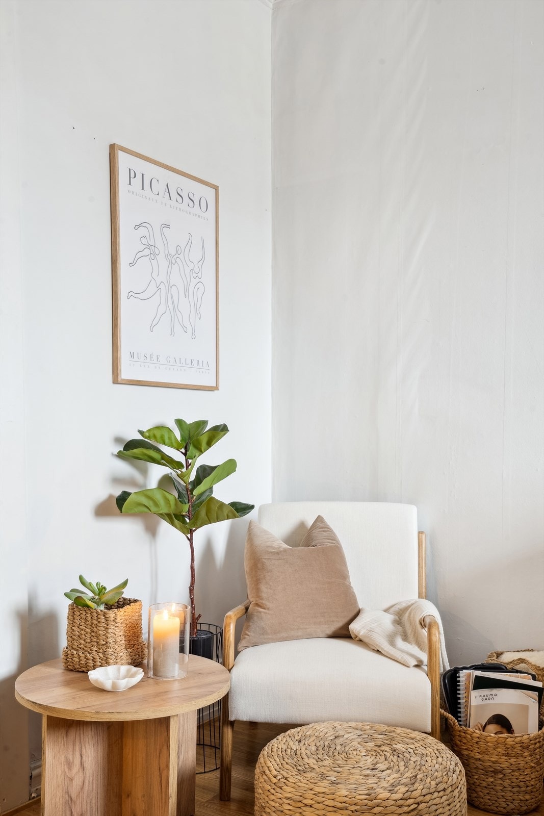 Oppvarming er med peisovn i stuen og elektrisk med gulvvarme på bad. Galleribilde