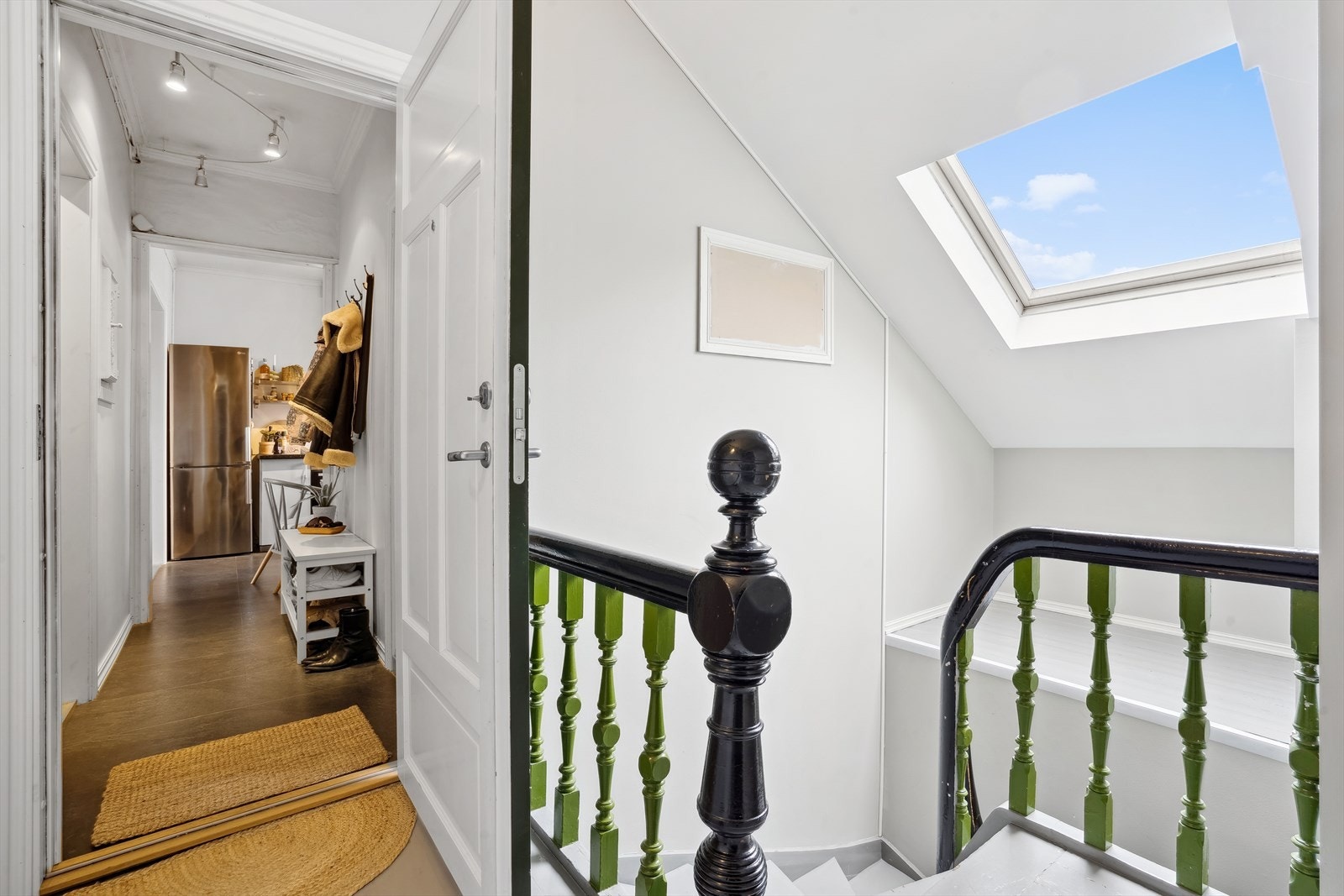 Lys og innbydende entré med laminatgulv og fine, malte vegger. Galleribilde