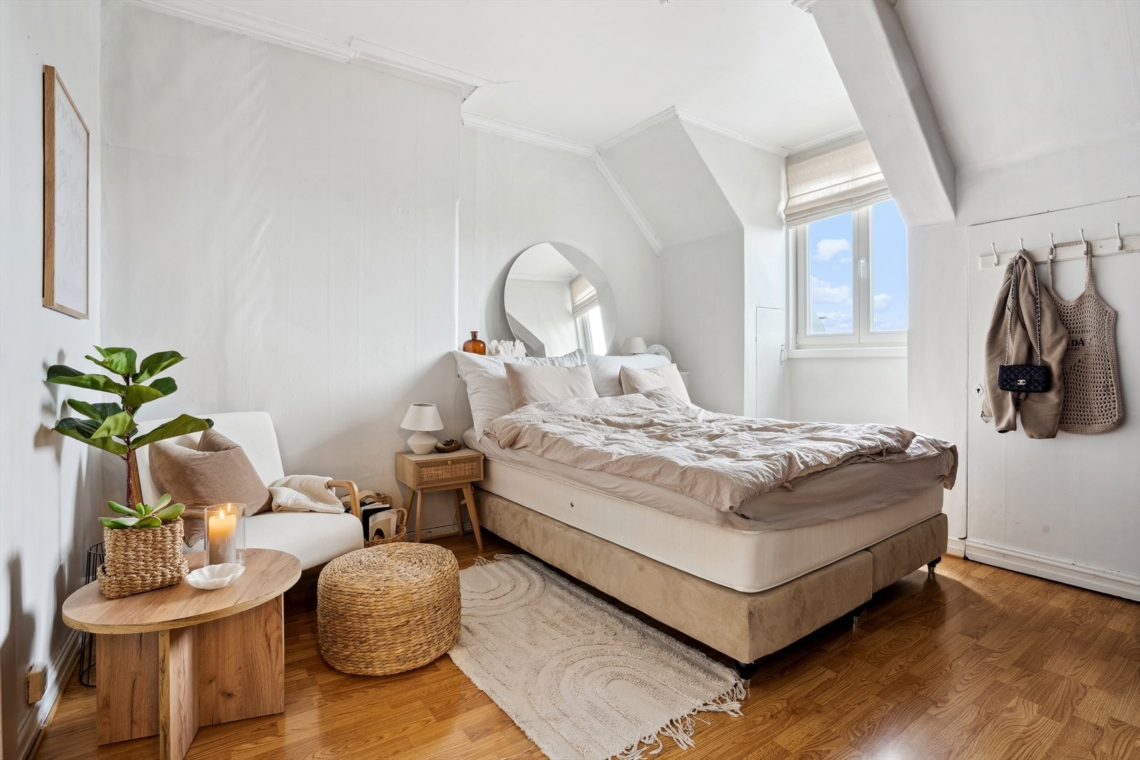 Begge soverommene har god plass til dobbeltseng, garderobe og annet møblement. Galleribilde