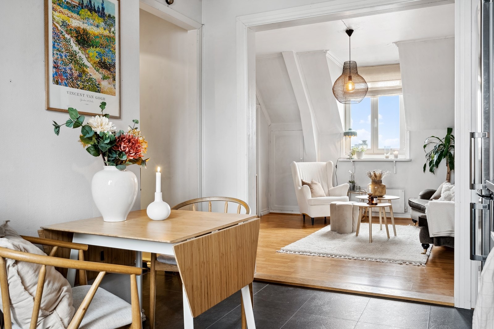 Det er plass til et lite spisebord på kjøkkenet. Alle vinduene ble skiftet i 2013. Galleribilde