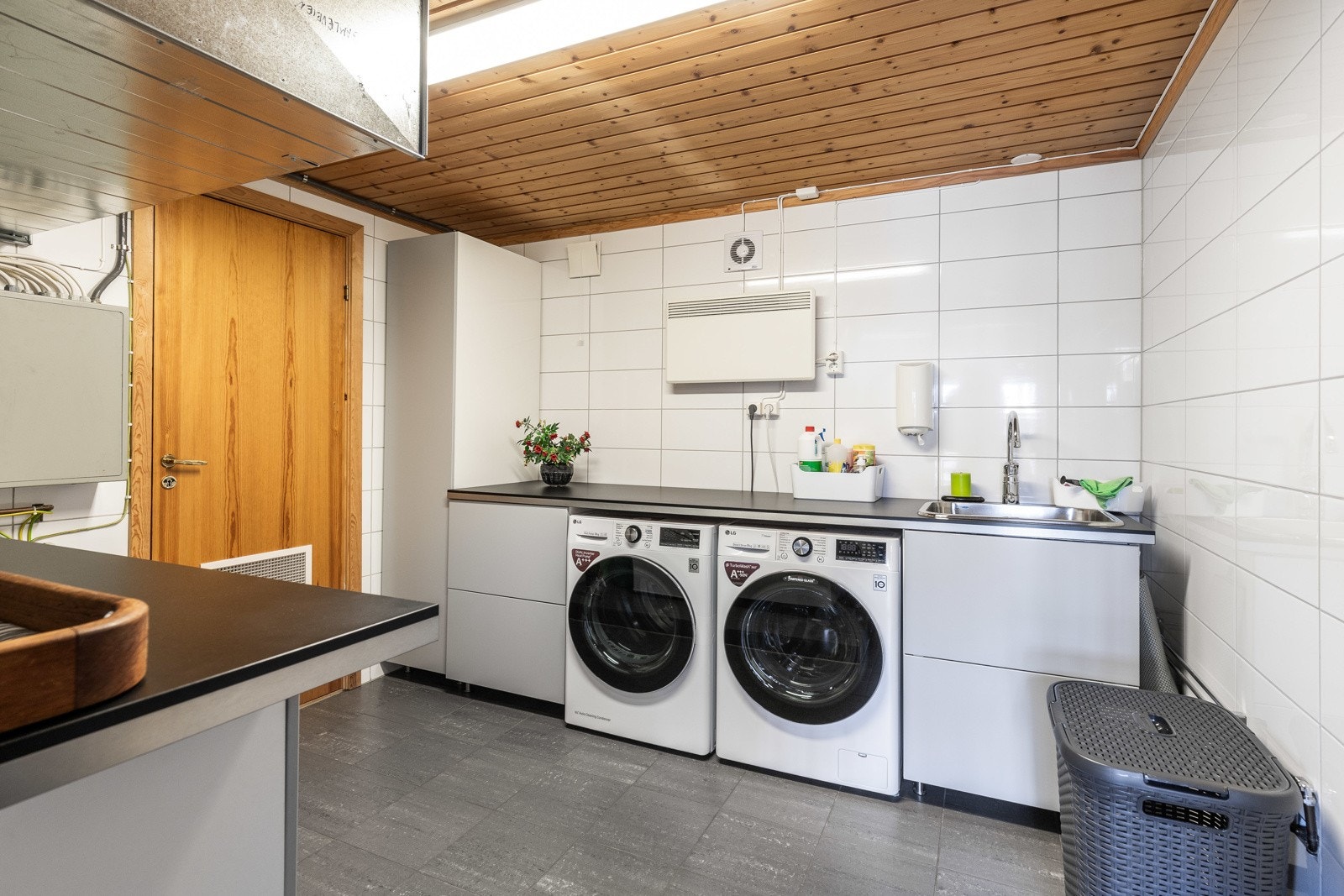 Vaskerommet er av god størrelse, og er praktisk innredet med mye skap- og benkeplass, samt utslagsvask i stål. Galleribilde