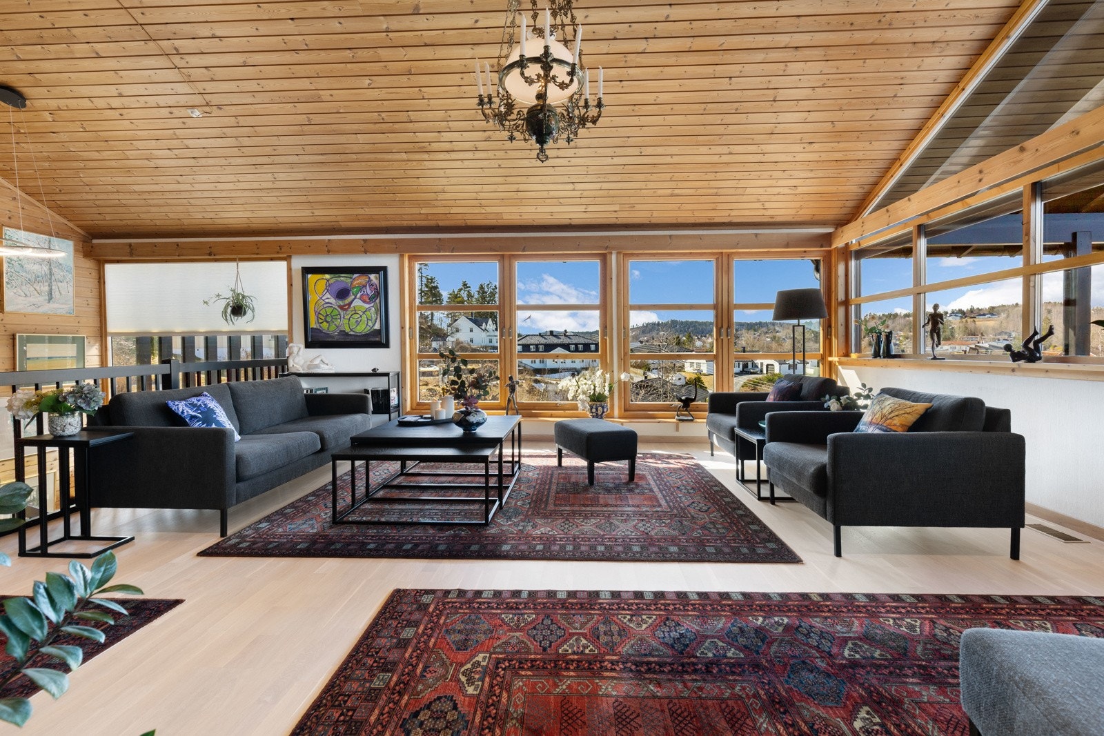 Fra stuen er det utgang til en nordvestvendt, overbygd terrasse med nydelig, vidstrakt utsikt og gode solforhold. Galleribilde