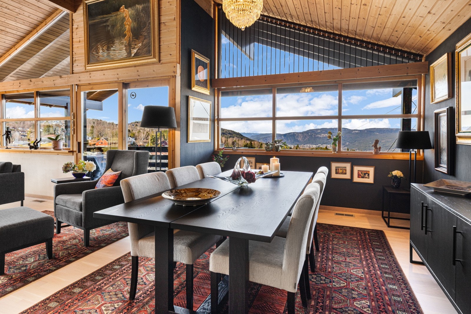 Den luftige atmosfæren understrekes ytterligere av dagslyset som strømmer inn via store vinduer i tre himmelretninger. Galleribilde