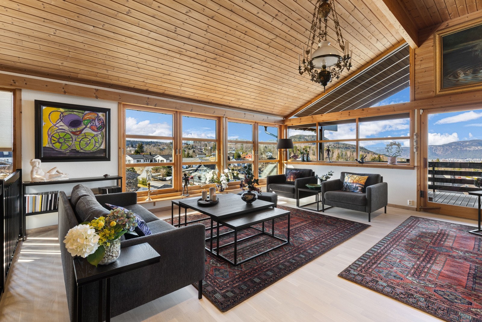 Stuen i første etasje oppleves som romslig og stilfull, og den fantastiske takhøyden skaper en luftig atmosfære. Galleribilde