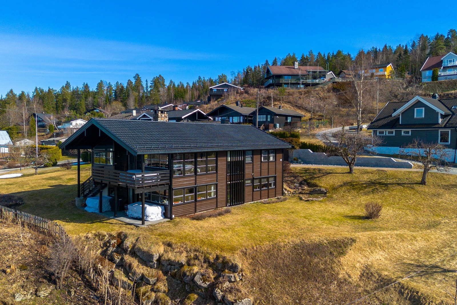 Høyt og flott plassert i rolige og naturnære omgivelser ligger det nå en spennende, arkitekttegnet enebolig og venter på en ny familie. Galleribilde