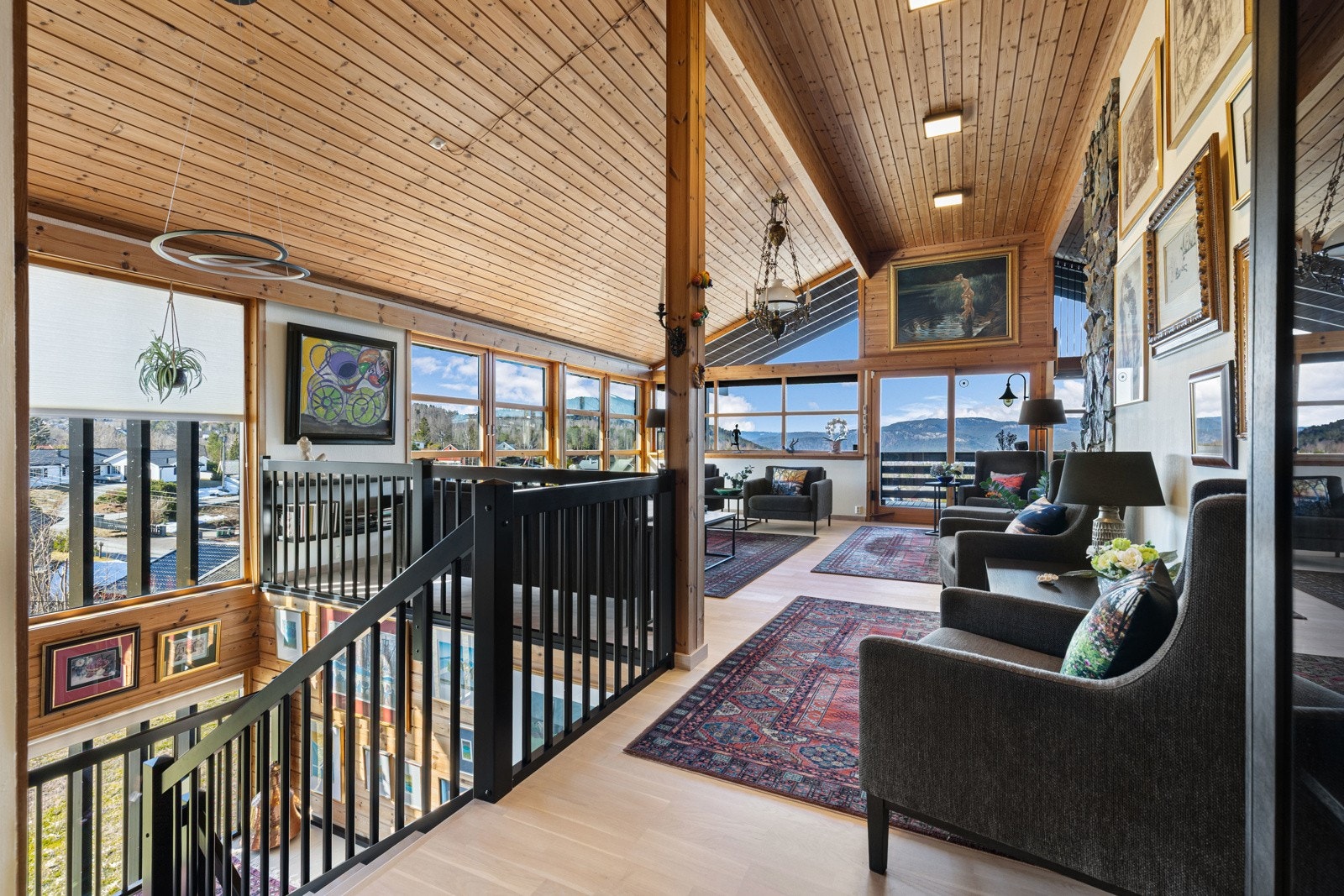 Stuen har god møbleringsfrihet og kan innredes med ulike soner. Galleribilde