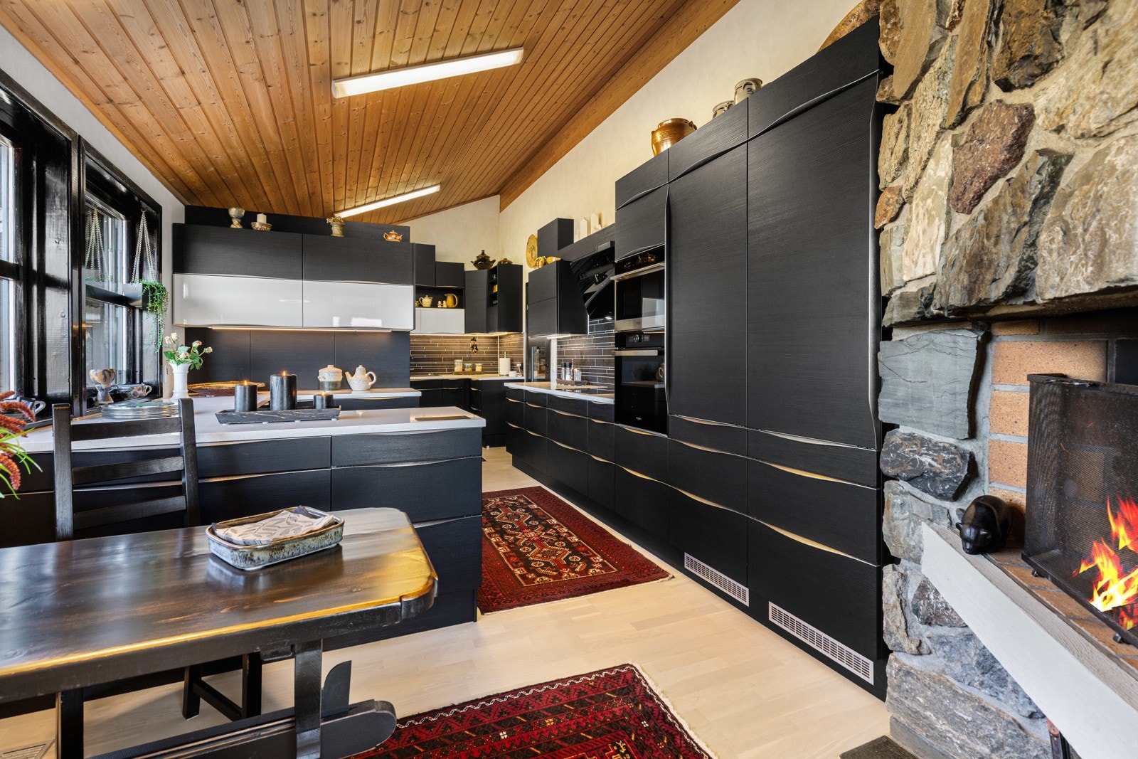 Kjøkkenet, som var nytt i 2018, har et tidsmessig design med gode benkeflater og rikelig med oppbevaringsplass. Galleribilde