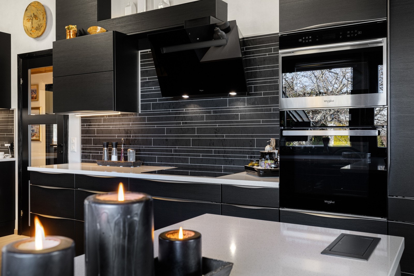 Videre er kjøkkenet utstyrt med integrerte hvitevarer som oppvaskmaskin, kjøleskap, fryseskap, mikrobølgeovn, stekeovn og koketopp, samt ventilator, komfyrvakt og benkestikk. Galleribilde