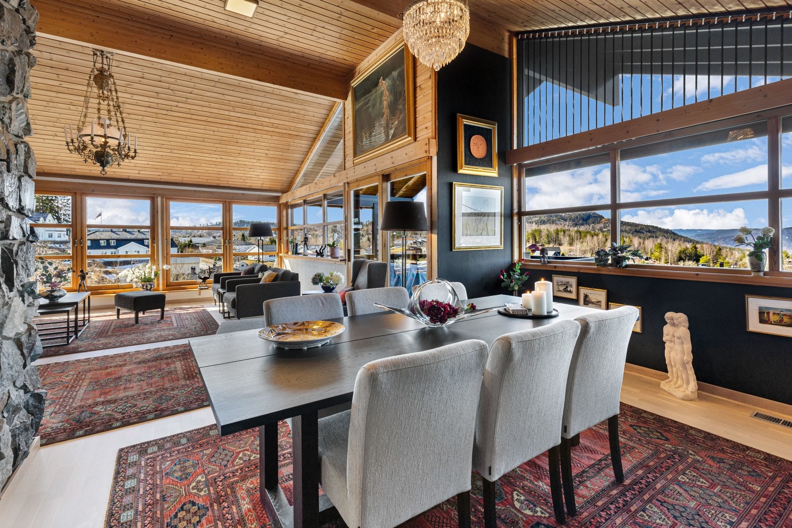 Det er naturlig sone for spisestue ved kjøkkenet Galleribilde