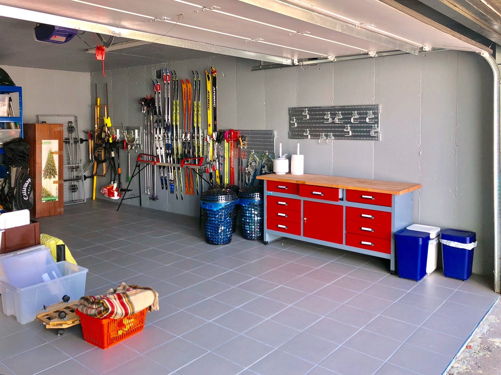 Garasjen har motorisert leddport og flislagt gulv. Galleribilde