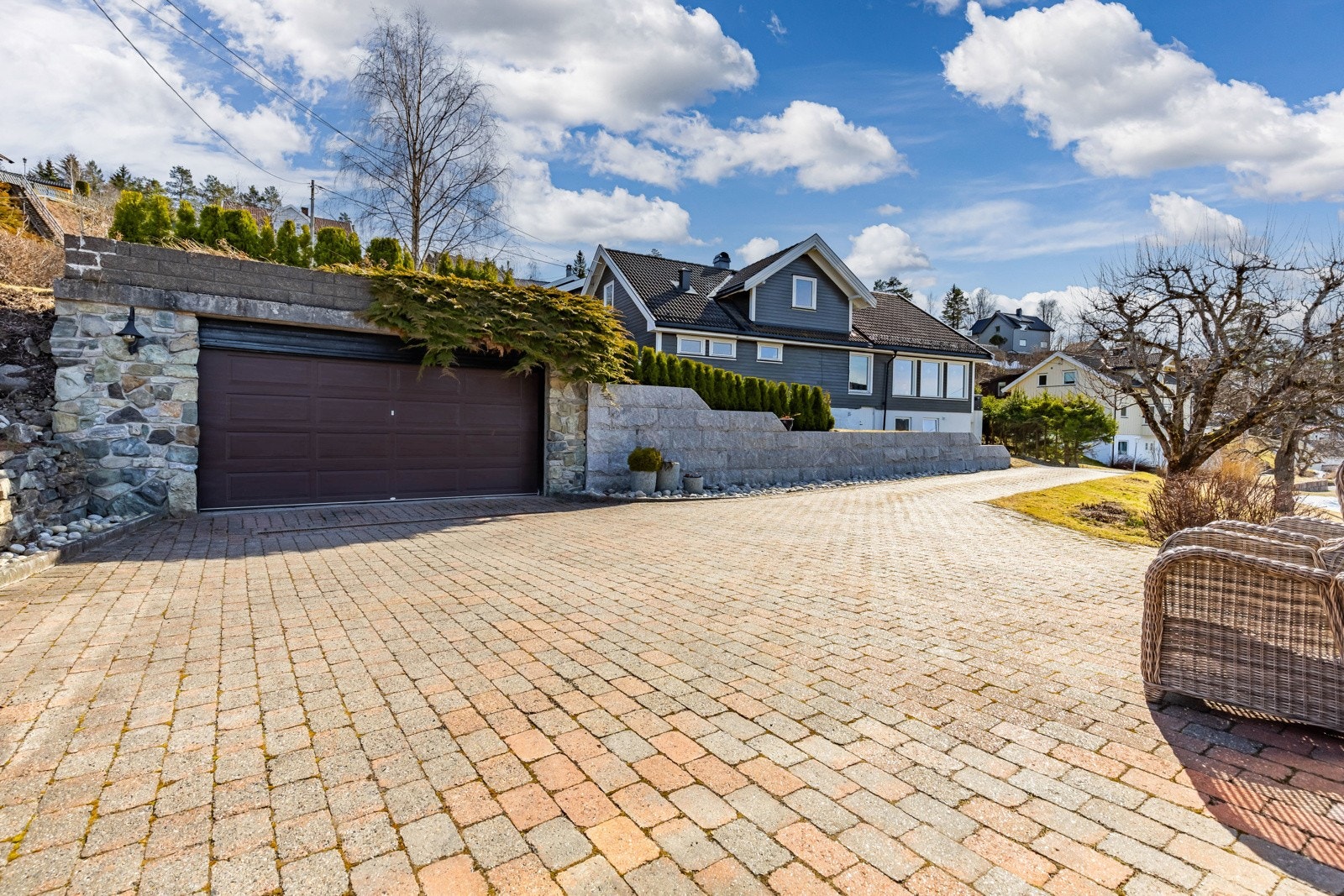 Gårdsplassen ble steinbelagt i 1994, og høsten 2020 ble det satt opp en ny støttemur langs innkjørselen. Galleribilde