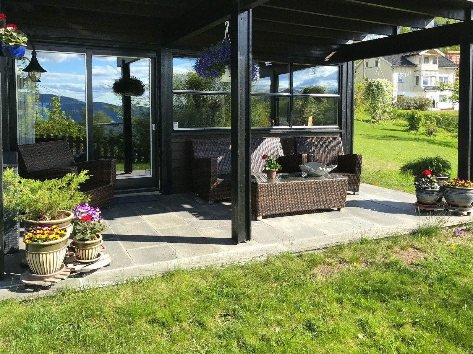 På sommeren kan man sitte utenfor på en overbygd markterrasse på ca. 16 kvm. Galleribilde