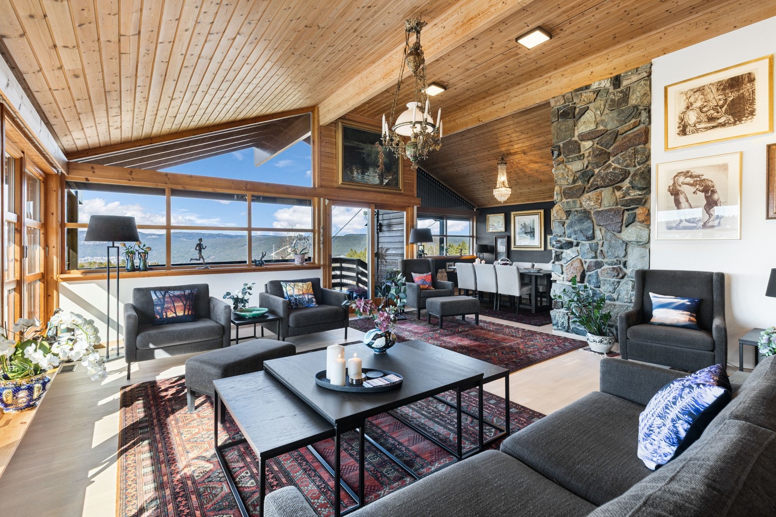 Stuen har lekre natursteinsdetaljer Galleribilde