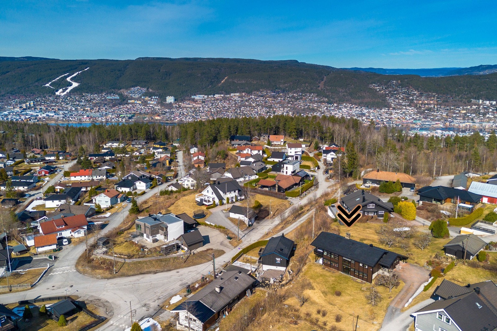 Konnerud har marka som nærmeste nabo, hvor merkede stier, turveier og usjenerte fiskevann byr på naturopplevelser året gjennom. Galleribilde
