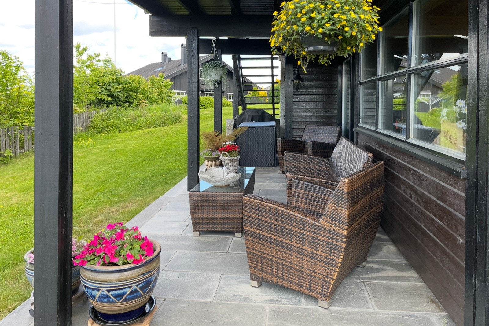 Markterrassen har skiferlagt dekke, samt fin plass til utemøblement. Galleribilde