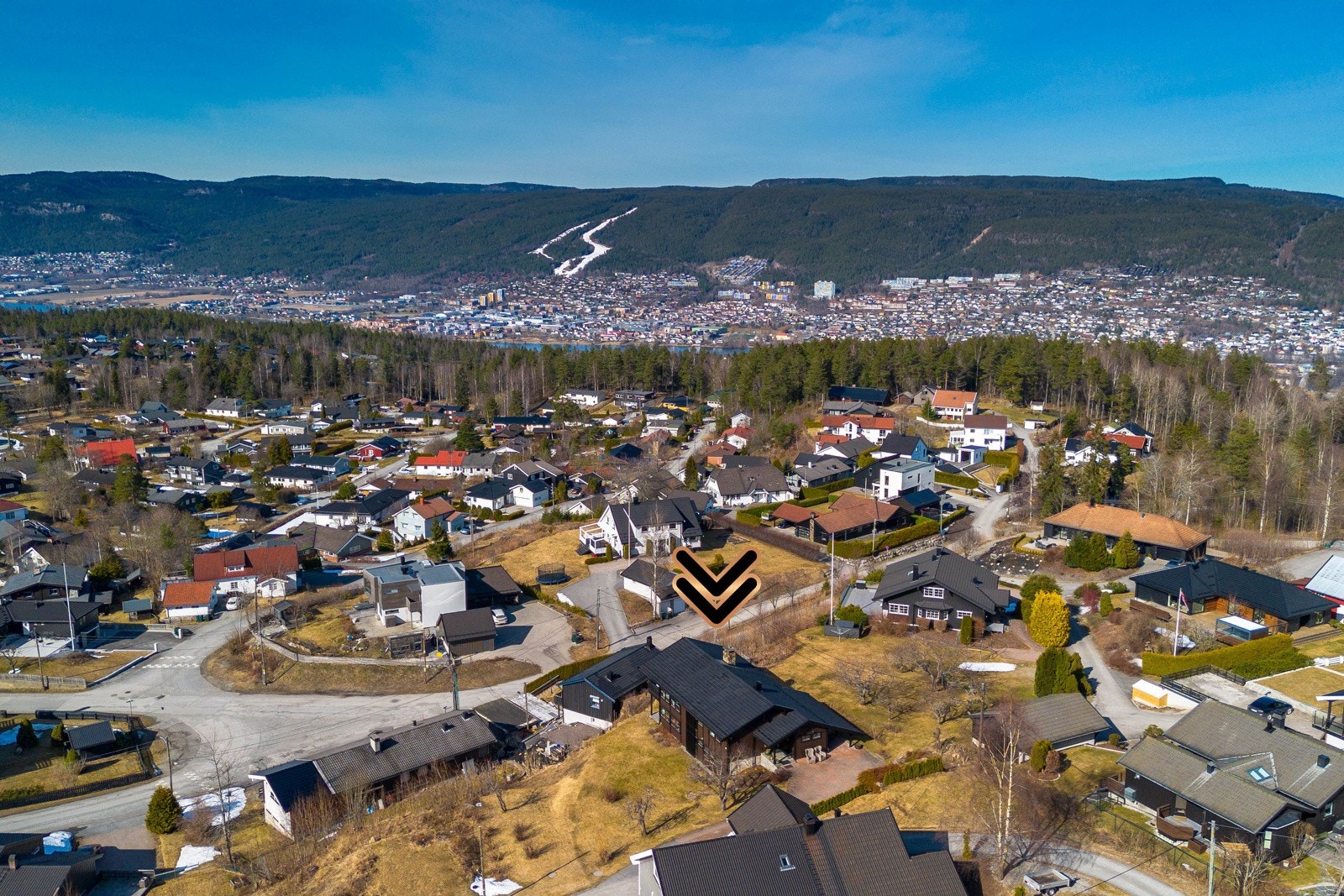 Det er lysløype, skøyteis og treningssenter i nærheten, samt kort vei til både Stordammen og Inntakeren med fine bademuligheter. Galleribilde