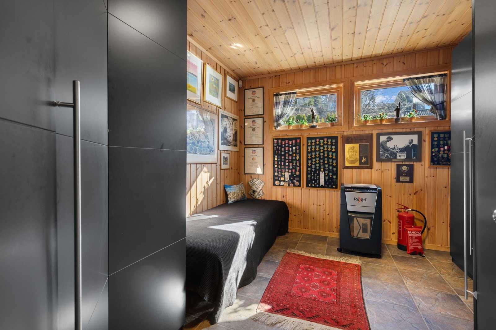 Det er klesskap og garderobeløsninger på flere rom. Galleribilde