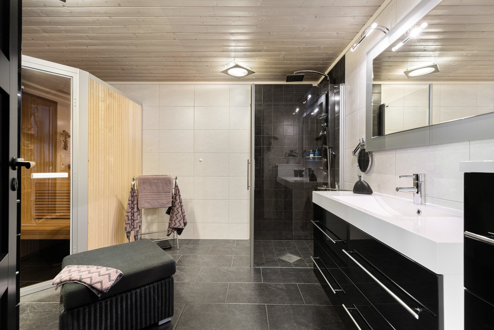 På rad og rekke i underetasjen ligger det et bad, et wc-rom og et vaskerom - begge badene ble renovert av fagfolk i 2008. Galleribilde