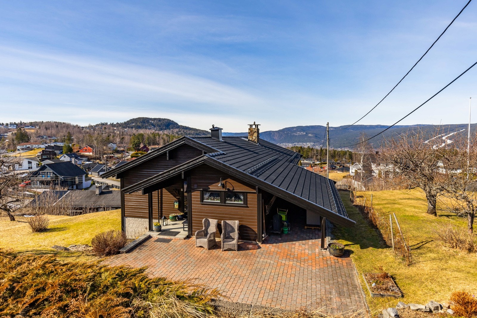 Beliggenheten er barnevennlig og attraktiv, med nærhet til barneskole, lekeplasser og busstopp, samt kort vei til barnehager, butikker og turområder. Galleribilde