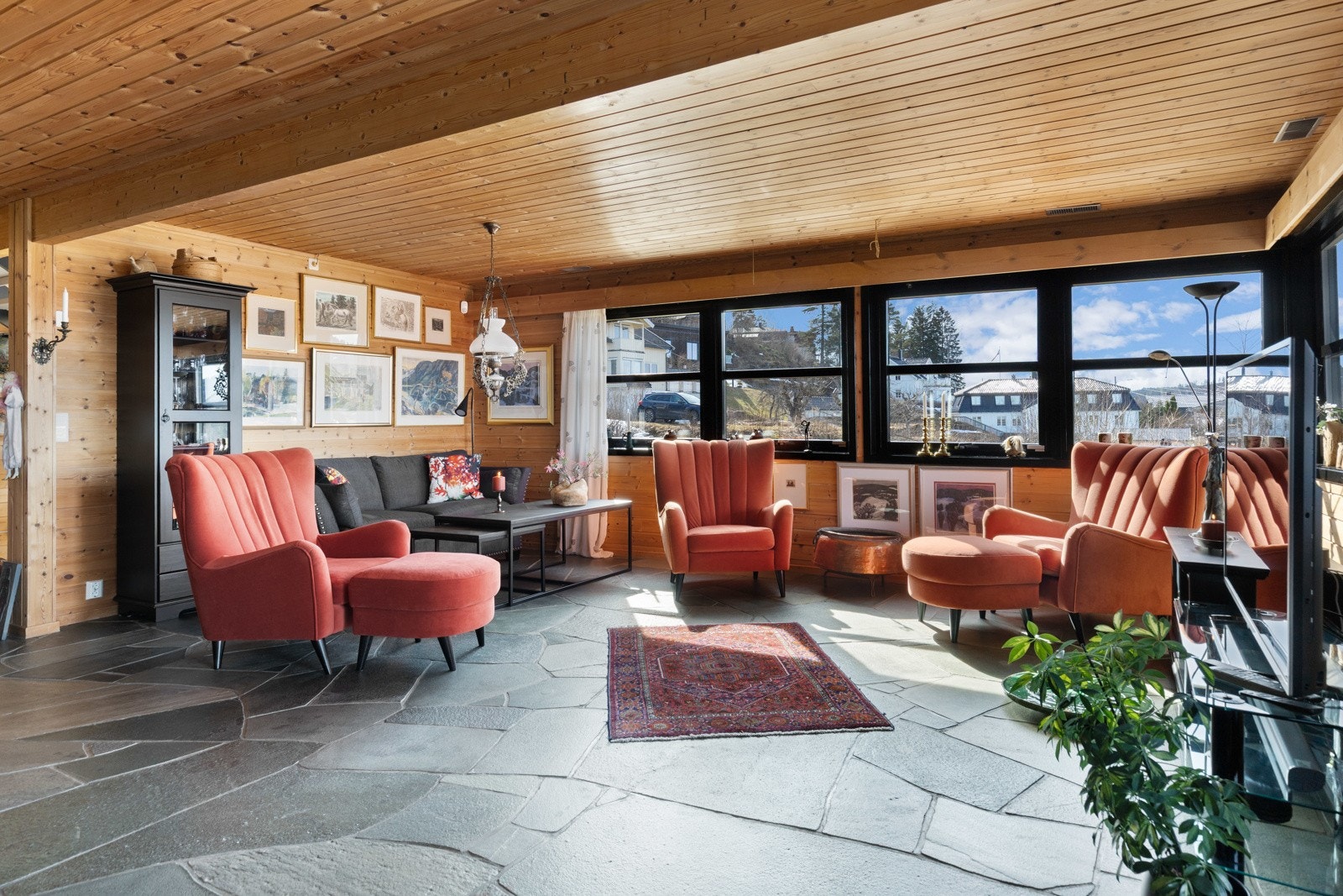 På veggene er det naturlig panel og naturstein, og på gulvet er det lagt skifer over elektrisk gulvvarme. På veggene er det naturlig panel og naturstein, og på gulvet er det lagt skifer over elektrisk gulvvarme. Galleribilde