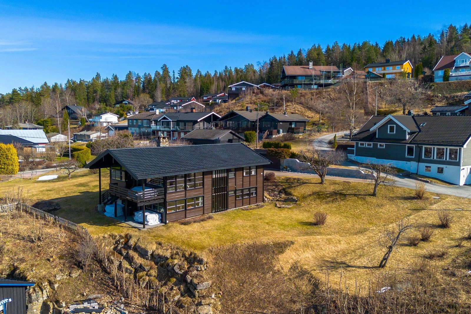Tomten er skrånende, solrik og pent opparbeidet med store plenarealer, vakre prydbusker og frukttrær med både epler, plommer og pærer. Galleribilde