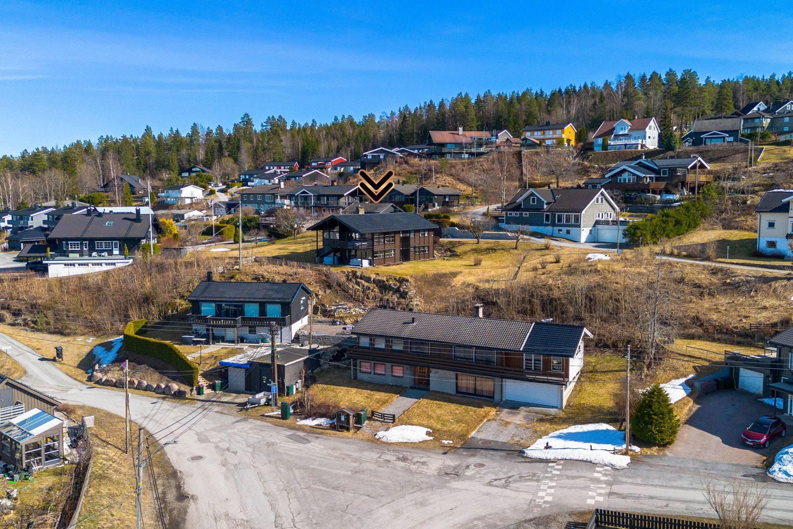 Eiendommen ligger i et etterspurt og meget barnevennlig område på Konnerud i Drammen kommune. Galleribilde