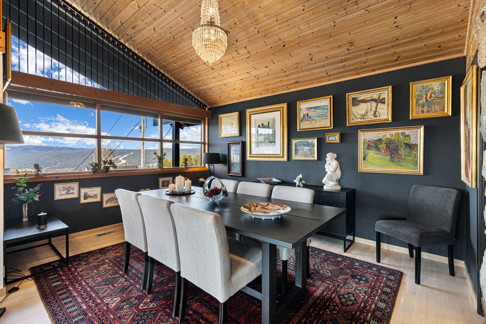 Det ble lagt nytt, lyst parkettgulv i 2022, og veggene er malt i farger som står godt til de natursteinskledde områdene. Galleribilde