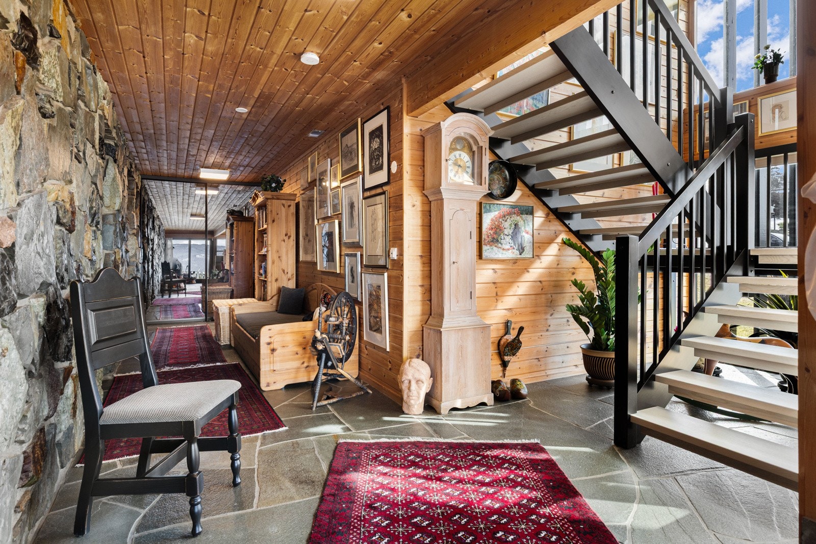 I underetasjen er det skifer på gulv, og både panel og naturstein på vegger. Galleribilde