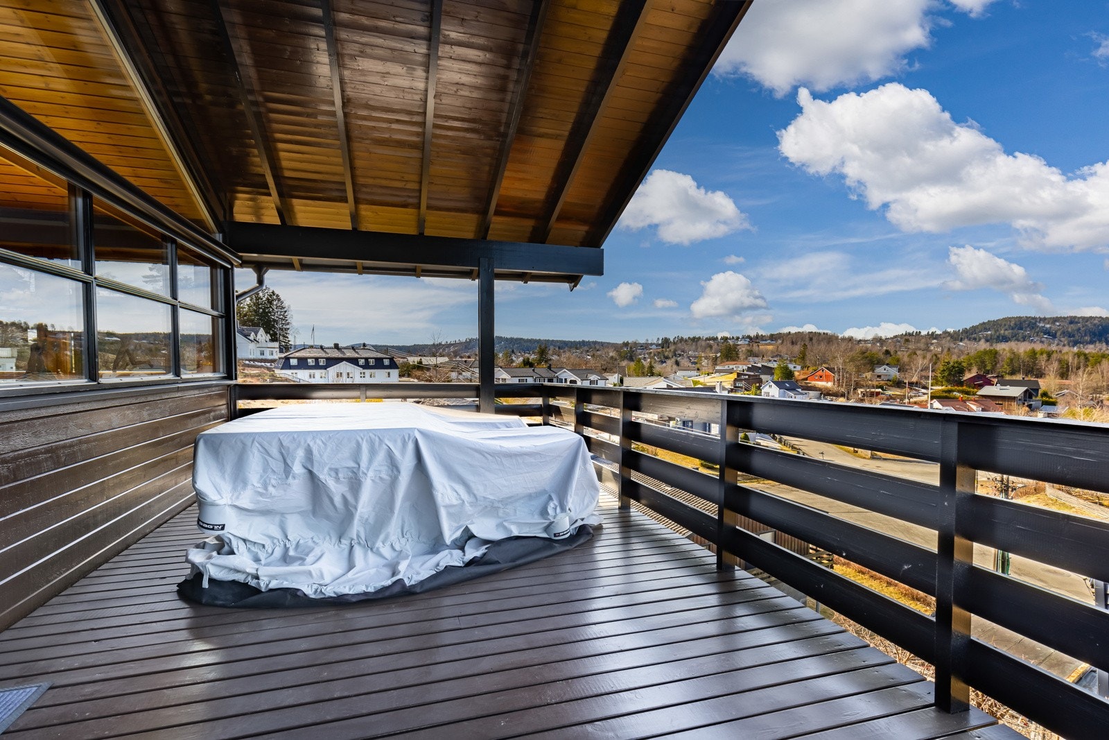 De gode solforholdene kommer virkelig til sin rett på to nordvestvendte, overbygde uteplasser - en terrasse på ca. 16 kvm og en markterrasse på ca. 16 kvm. Galleribilde