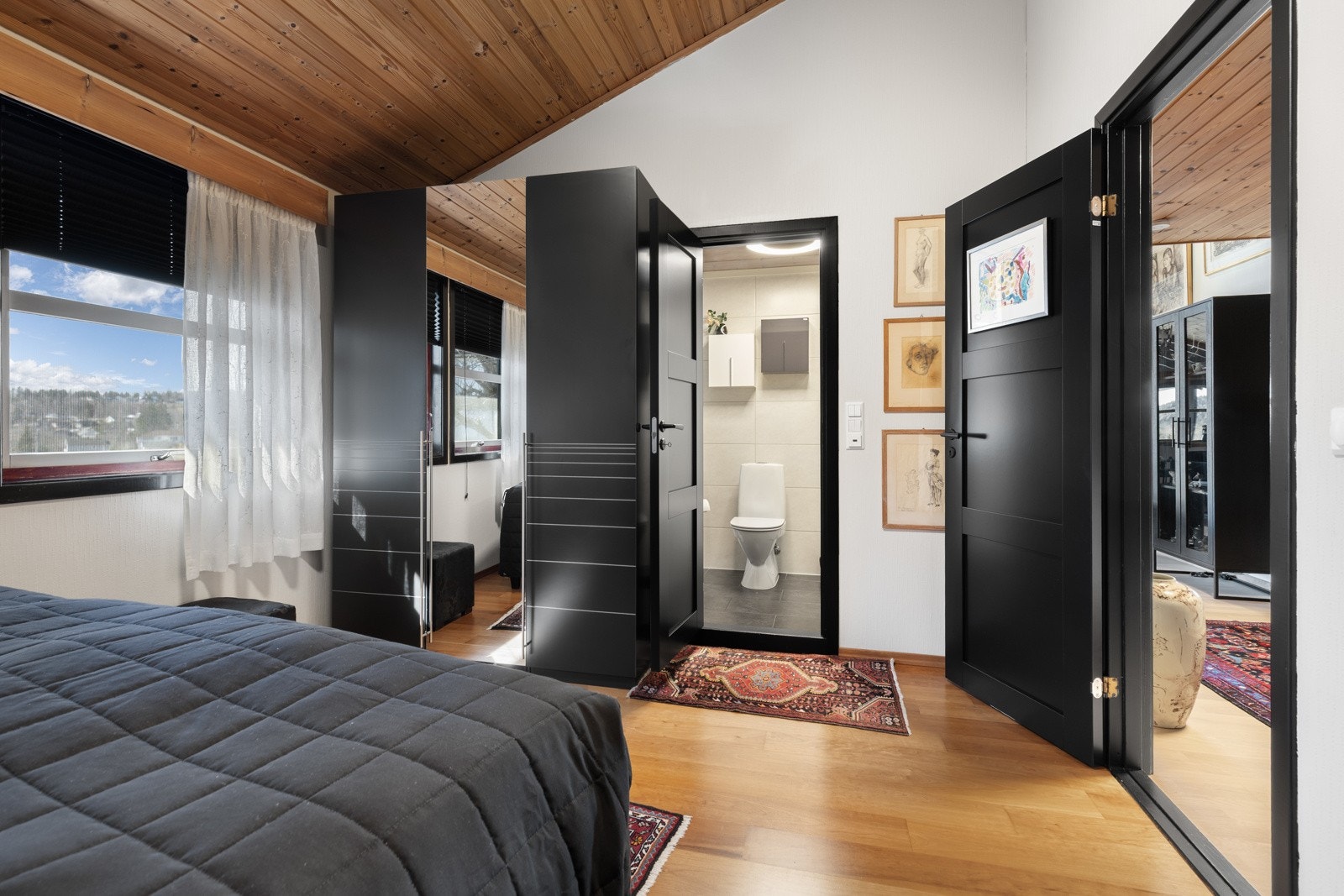 I tilknytning til hovedsoverommet er det et pent bad, og samme rom har romslige garderobeskap Galleribilde