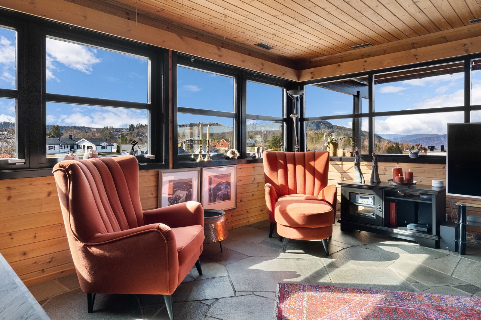 I underetasjen er det en stor, innbydende kjellerstue med god møbleringsfrihet Galleribilde