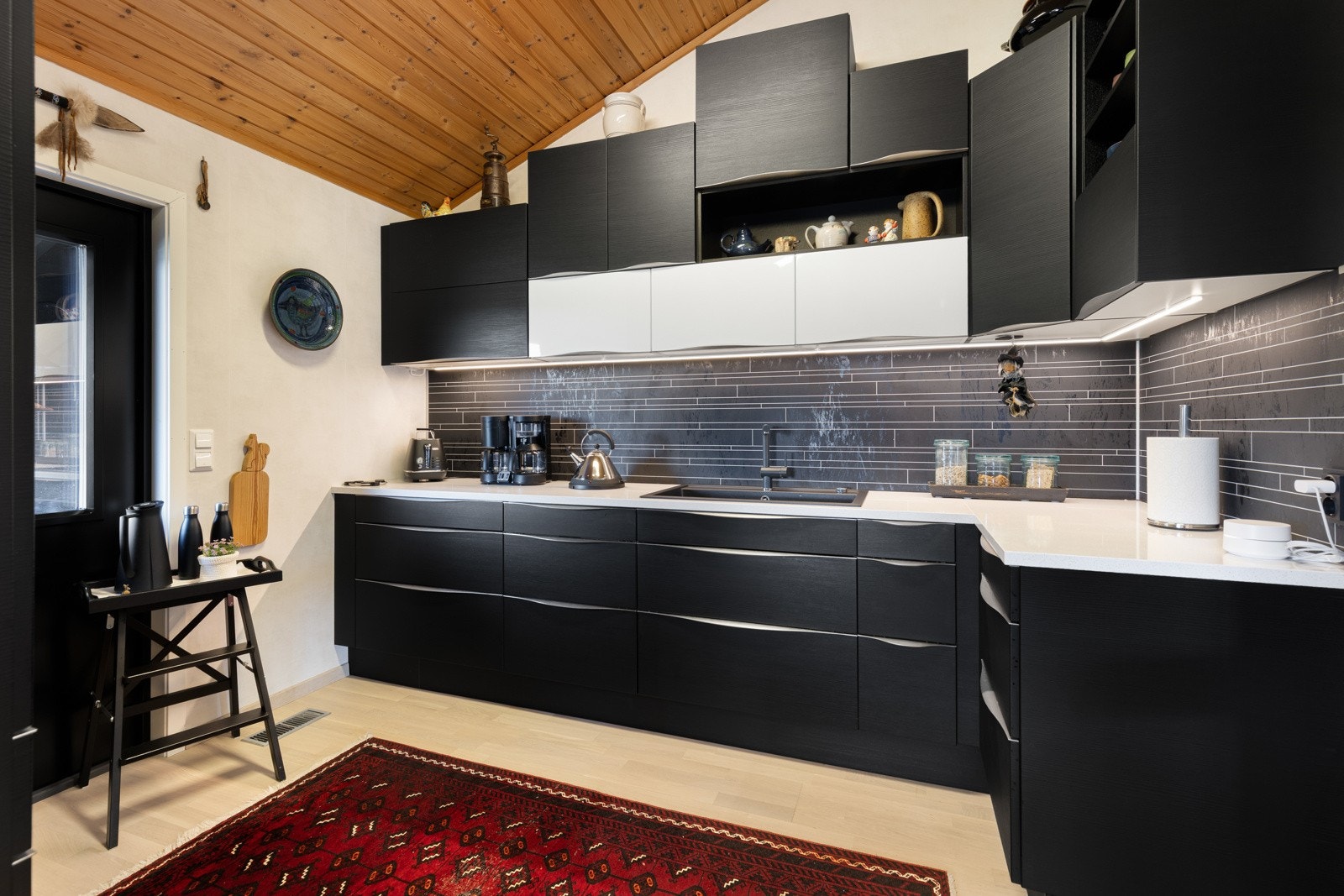 Det som tidligere var et grovkjøkken er innlemet som en del av kjøkkenet. Galleribilde