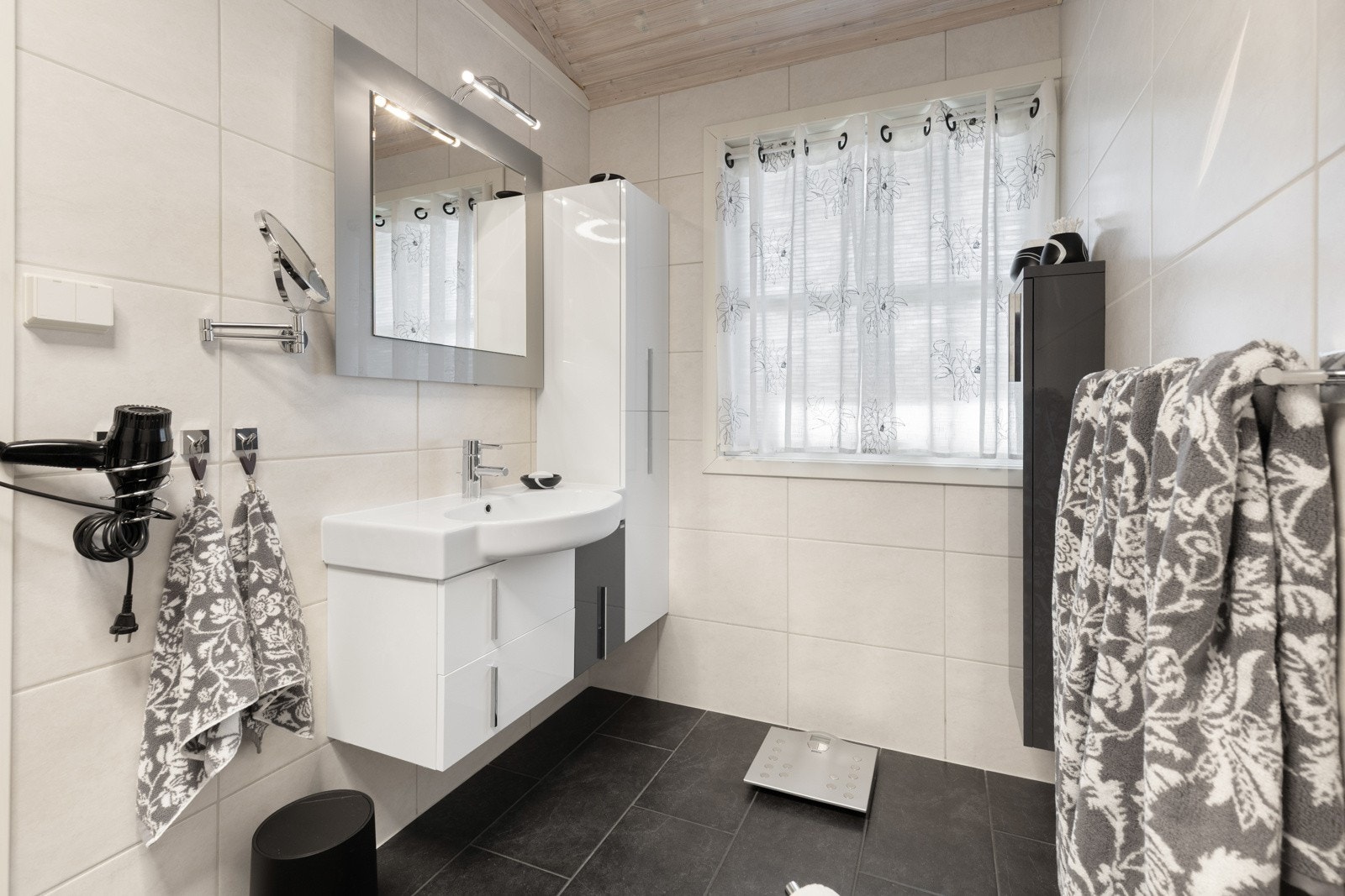 I tilknytning til hovedsoverommet er det et pent bad Galleribilde