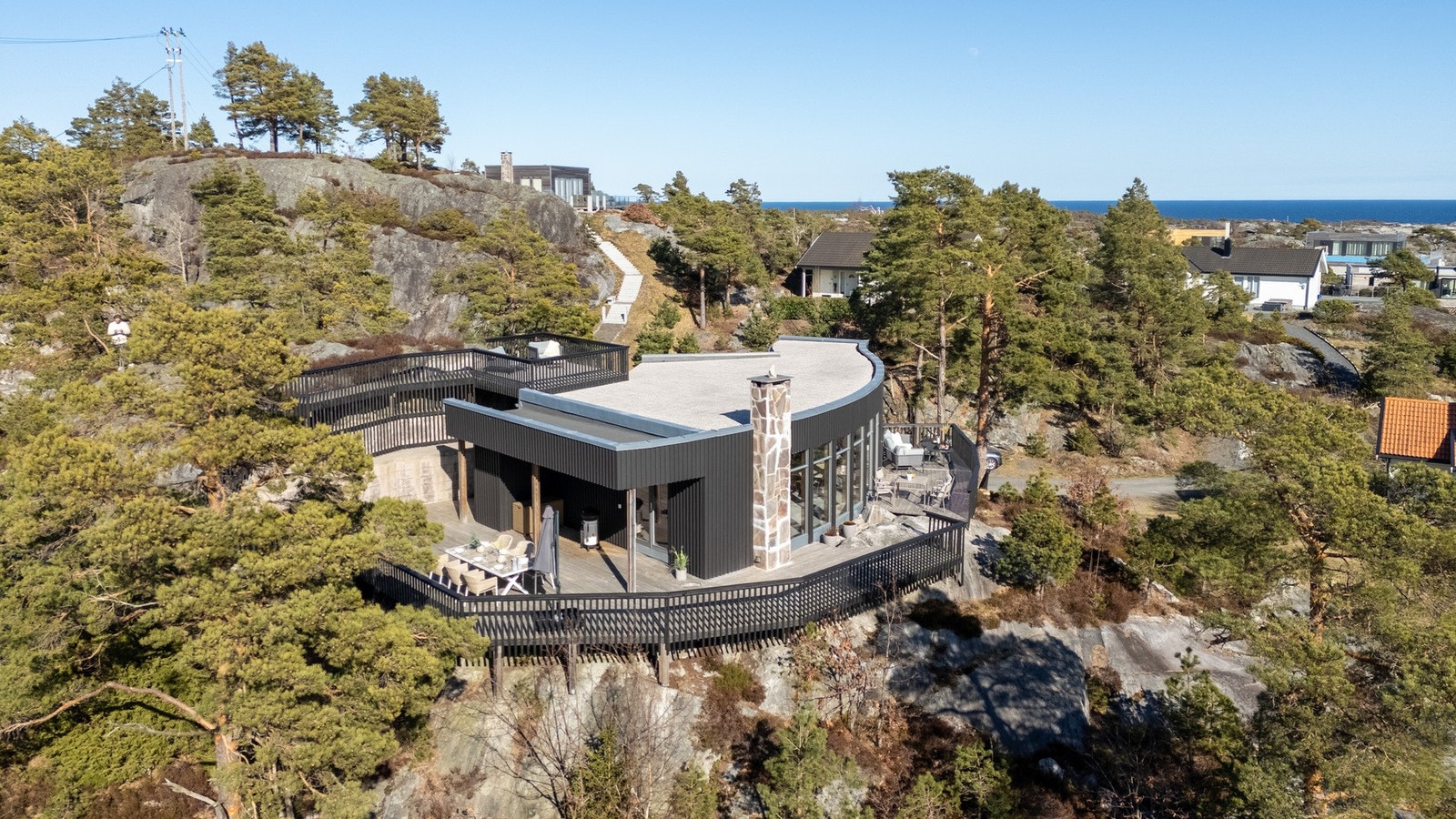 Arkitekturen er gjennomtenkt med lekne linjer og naturlige materialvalg som glir sømløst inn i omgivelsene. Galleribilde