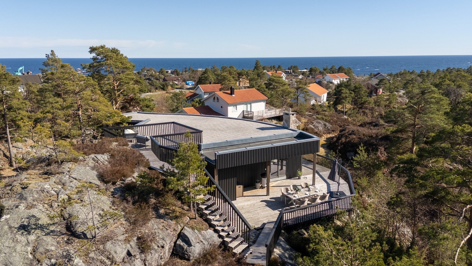 Fritidseiendommen tilbyr en unik kombinasjon av kvalitet, unik design og naturskjønn beliggenhet. Galleribilde