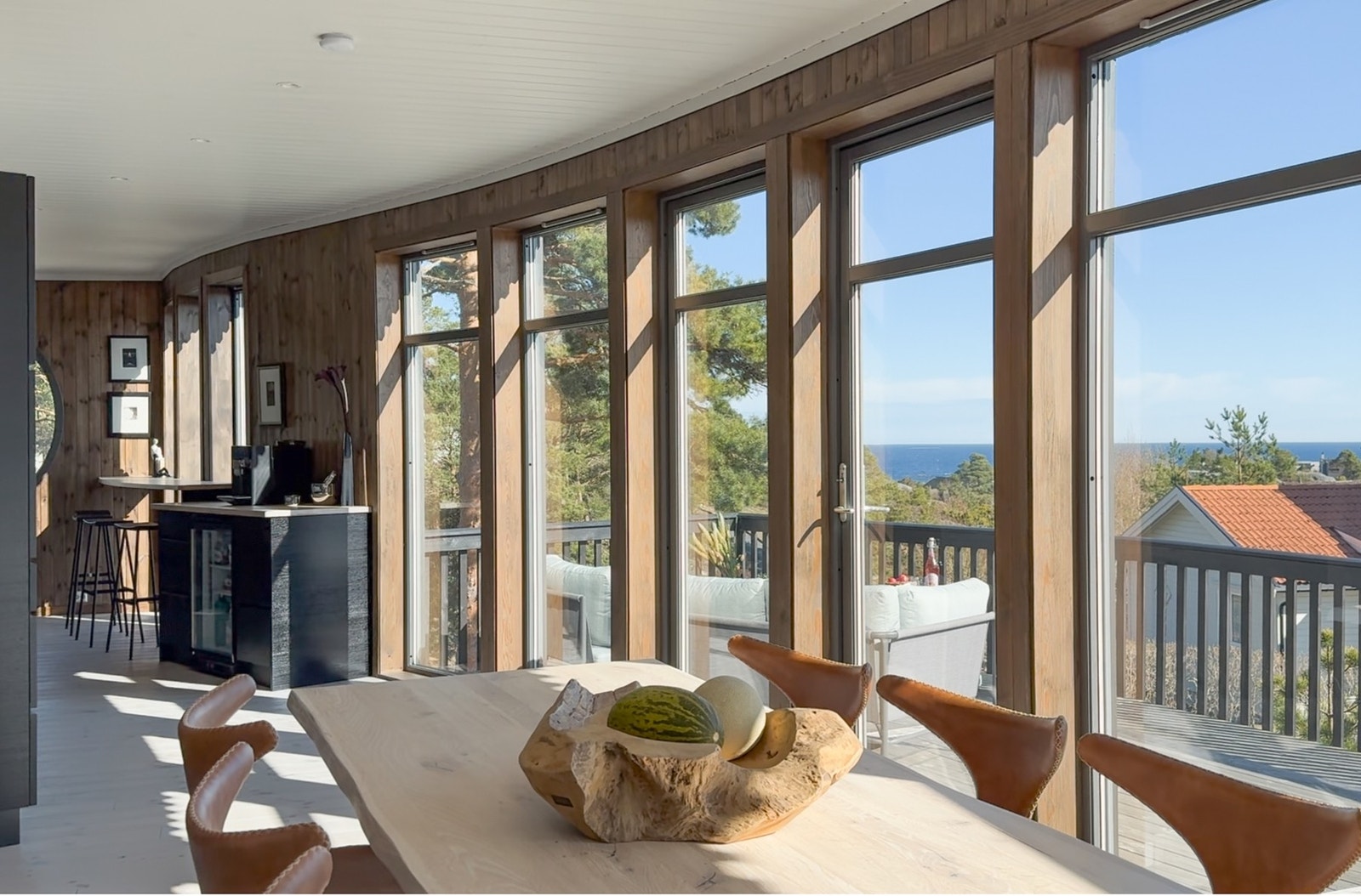 Stuen, spisestuen og kjøkkenet ligger i en sosial åpen løsning - alt i en langstrakt kombinasjon danner disse sonene til sammen et herlig, stort allrom. Galleribilde