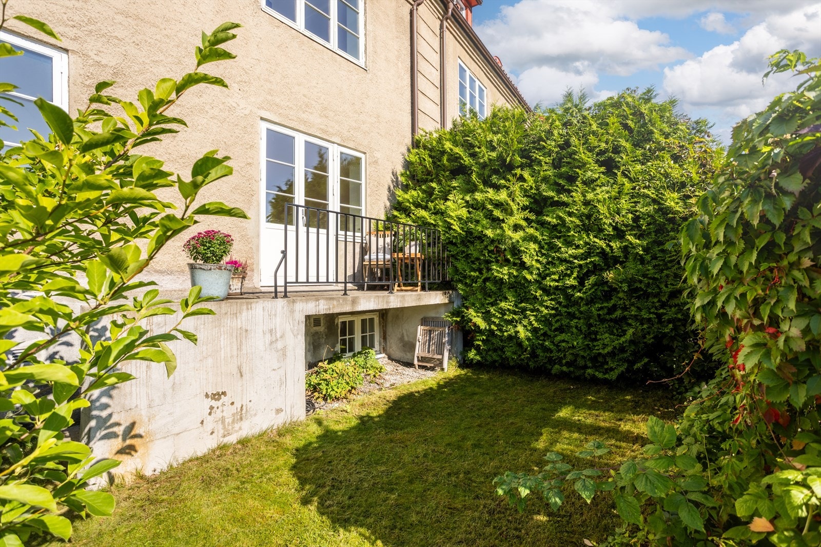 Her befinner man seg i en egen oase omkranset av frodig beplanting som skaper en skjermet tilværelse. Galleribilde