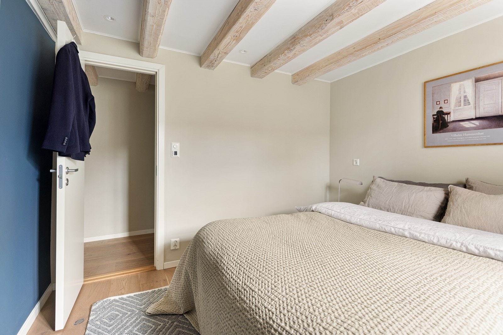 Det er plass til dobbeltseng og eventuelt ønsket møblement for oppbevaring. Galleribilde