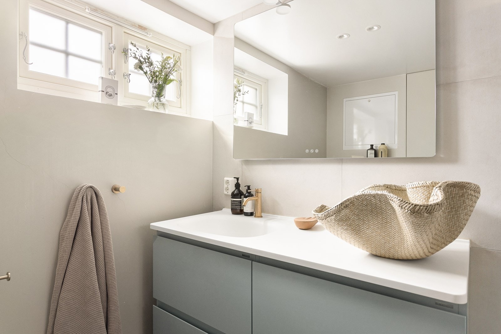 Det er flislagt gulv med elektriske varmekabler, flislagte veggflater i våtsoner og ellers glatte malte flater, samt malt innvendig tak med downlights. Det er elektrisk styrt vifte. Galleribilde