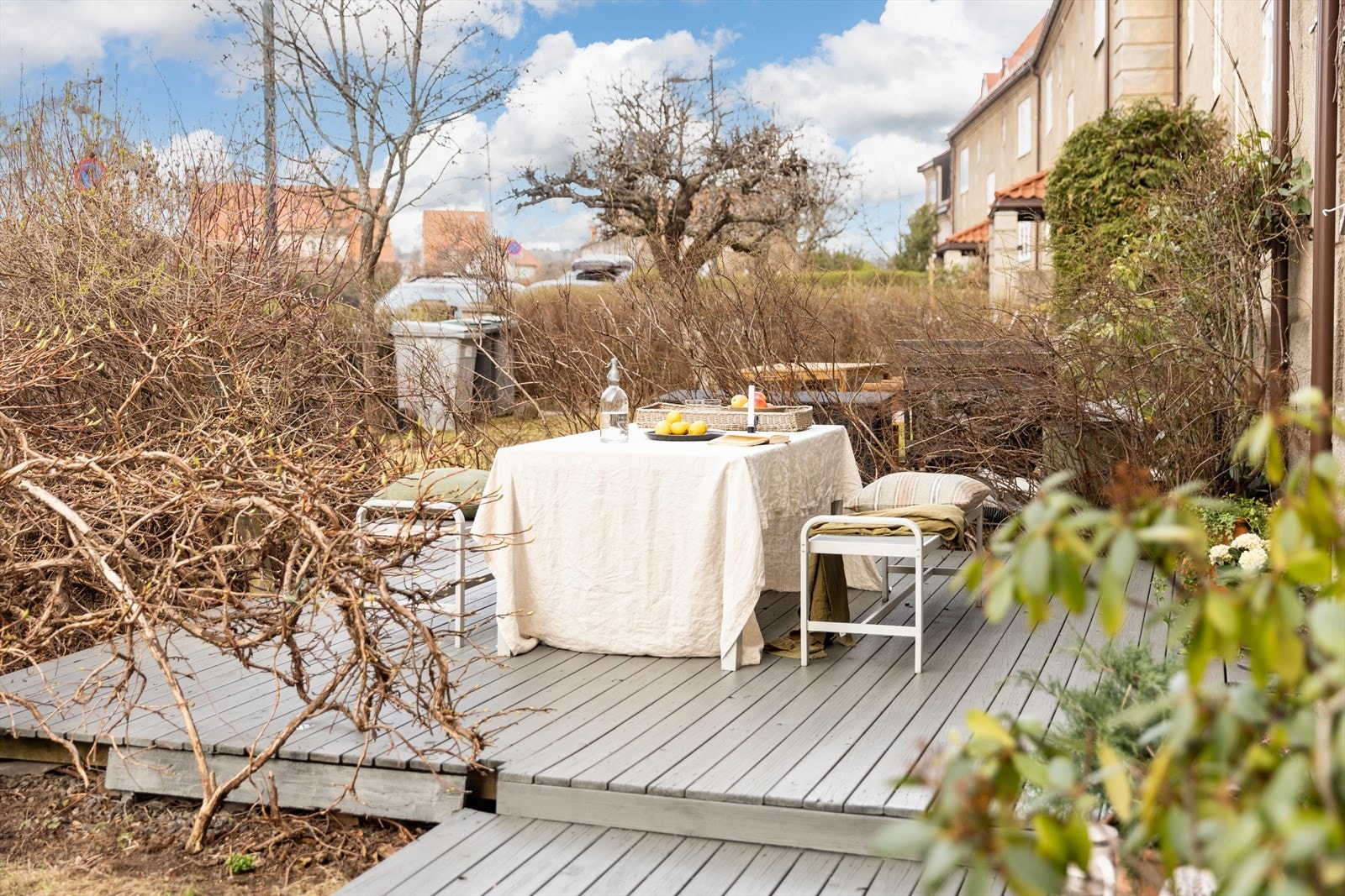 Terrassebord (platting) i hagen på forsiden ble beiset i april 2025. Galleribilde