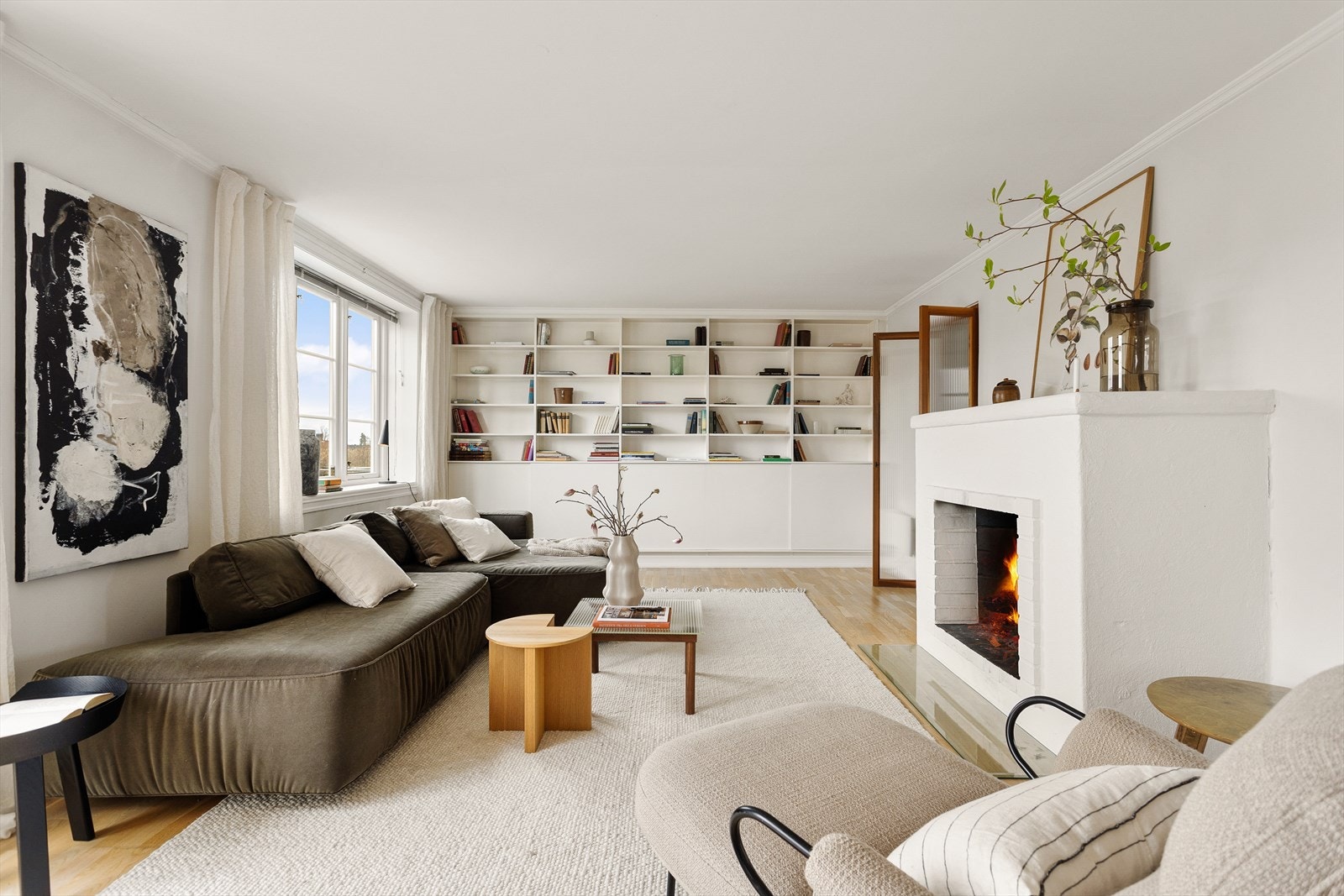 En vakker bokhylle pryder stuen, og utgjør et flott element til rommet. I stuen finner man i tillegg en lun peis som varmer godt på kaldere dager. Galleribilde