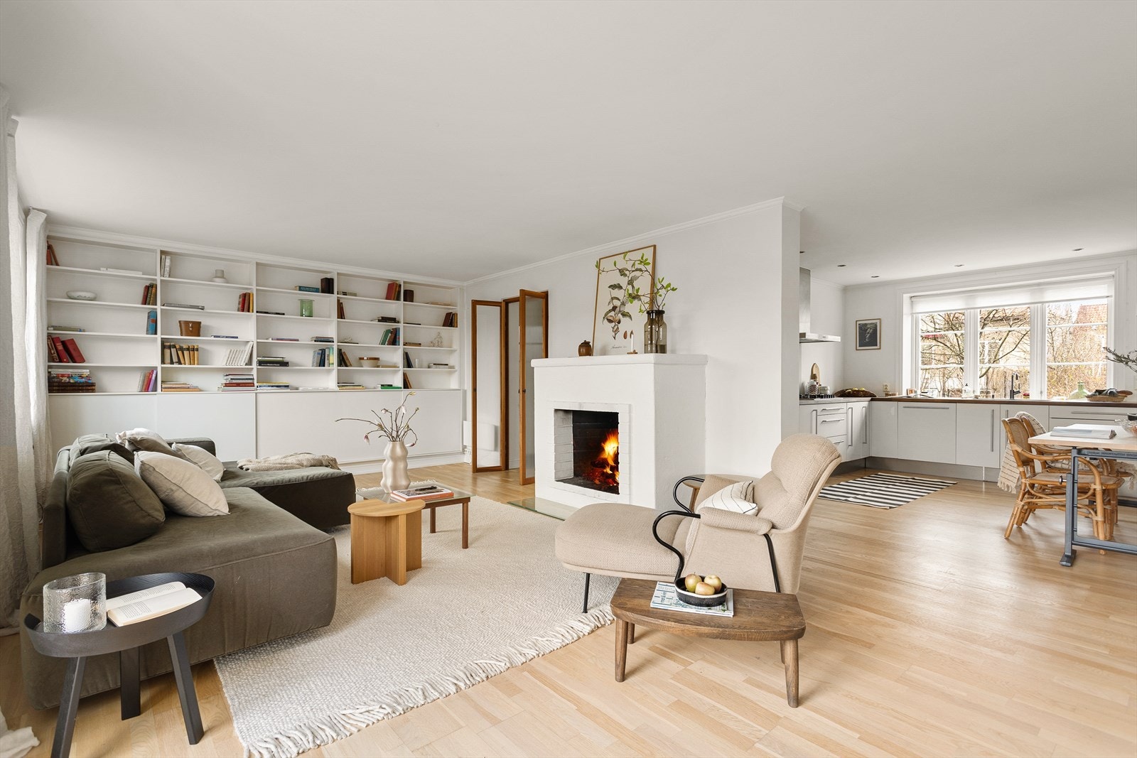 Planløsningen er god og innholdsrik, og gir rom for både store og små familier. Stue/kjøkken, samt soverom 1 og 3 ble malt i 2024 og 2025. Galleribilde