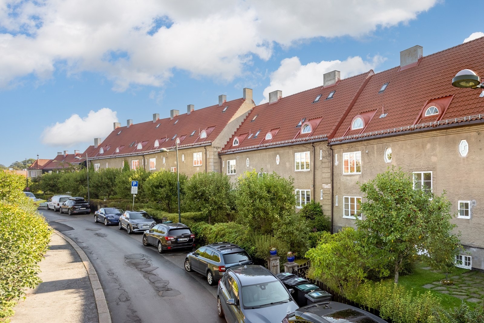 Beliggenheten er helt ypperlig med blant annet Eventyrplassen rett i nærheten. Her tilbys det lekeplass, fotballbane på sommeren og skøytebane på vinterstid. Galleribilde