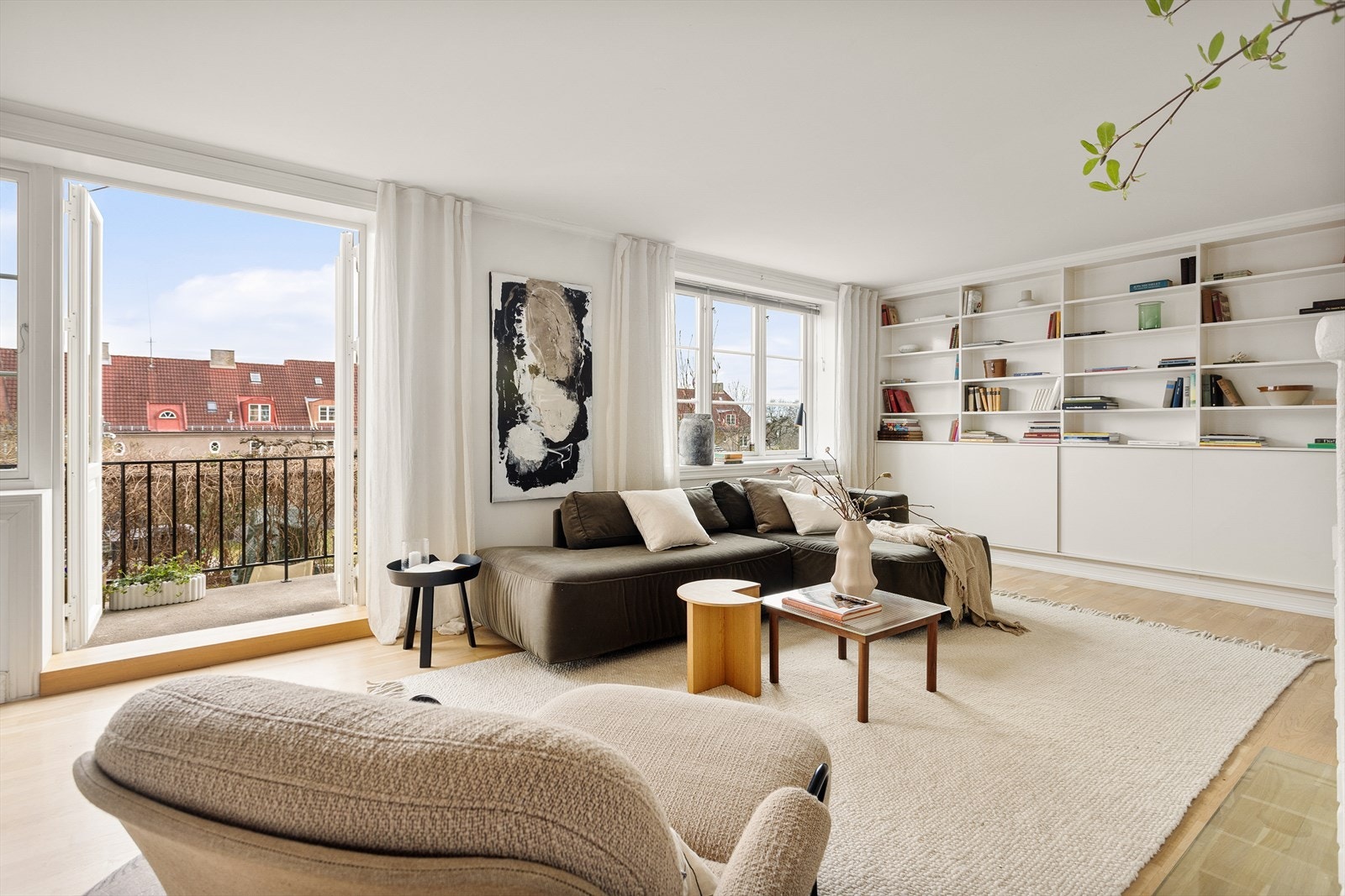 Stuen er møbleringsvennlig med god plass til sofaseksjon og øvrig innredning etter ønske. Galleribilde