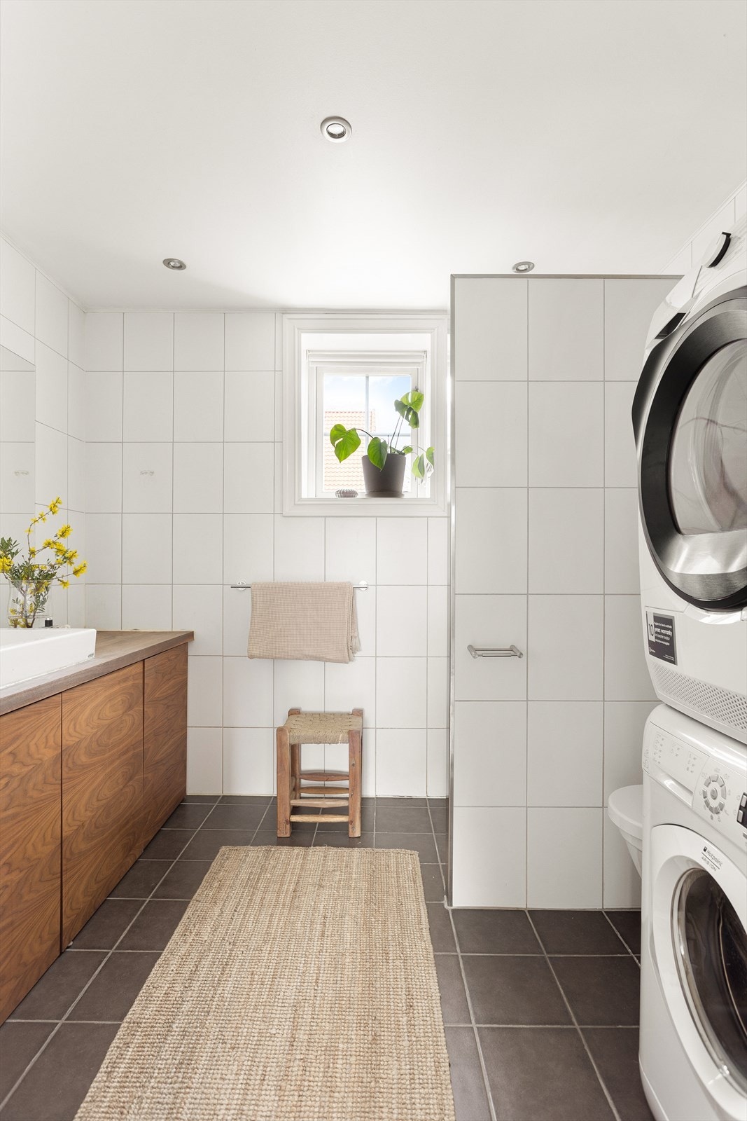 Flott og tidsriktig baderom fra 2006. Det er opplegg for vaskemaskin og tørketrommel på badet. Galleribilde