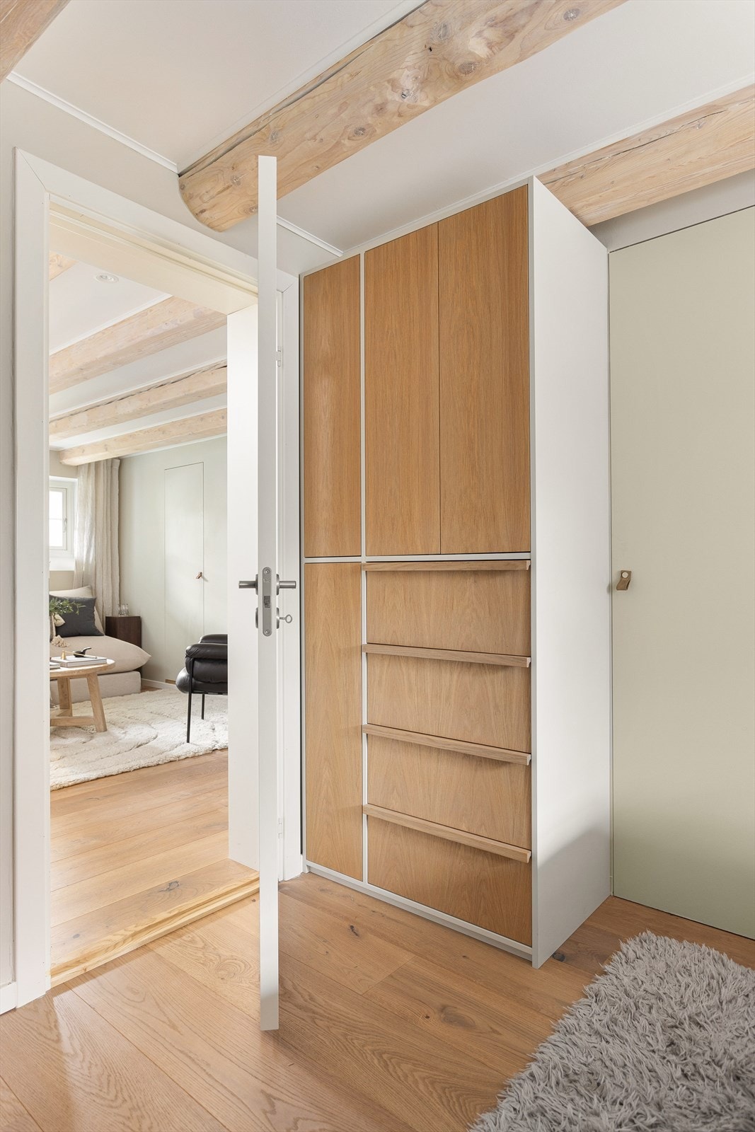 Plassbygget skap fra 2021 tegnet og laget av møbelsnekker James Bagshaw. Galleribilde