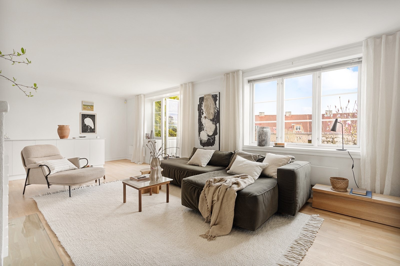 Innvendig oppleves leiligheten svært lys og luftig med store vindusflater som slipper inn rikelig med naturlig sollys. Galleribilde