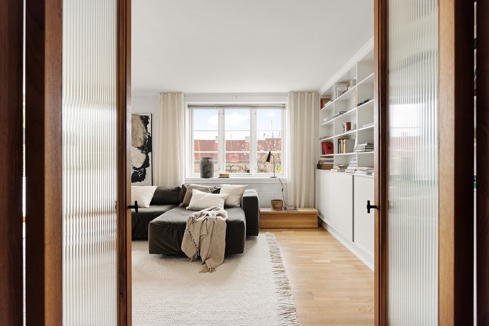 Fra entréen og inn til stuen. Galleribilde