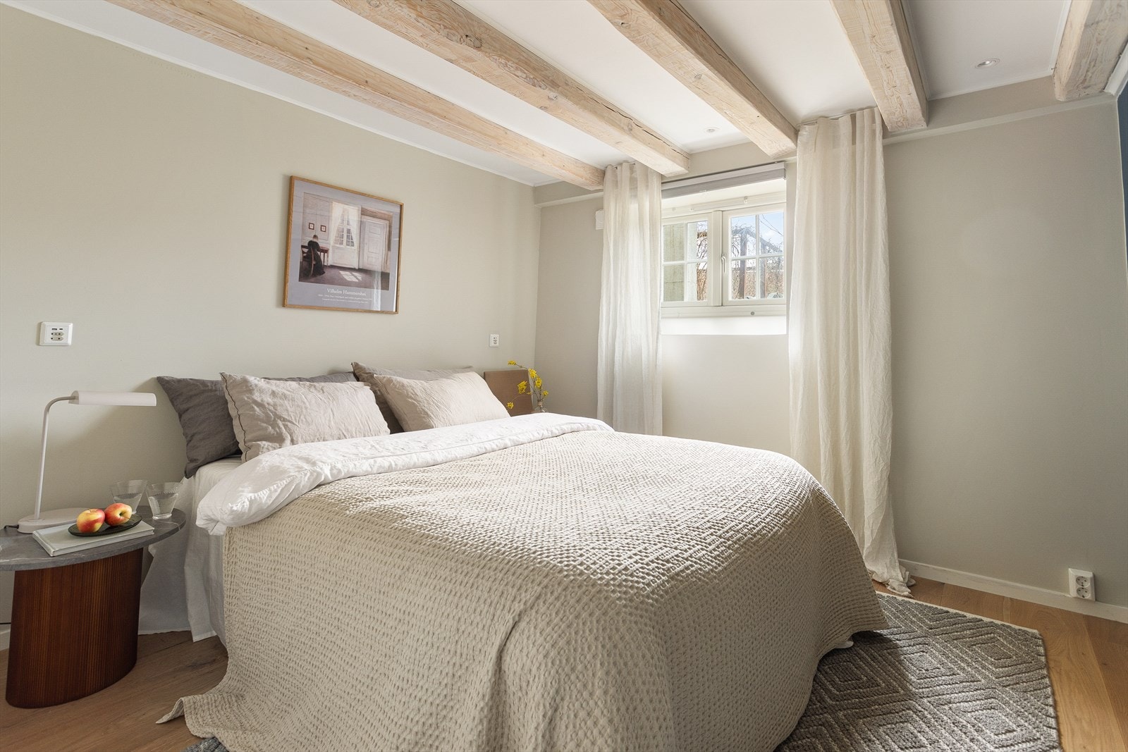 Hovedsoverommet er malt i behagelige fargetoner og har sjarmerende bjelker i taket. Galleribilde