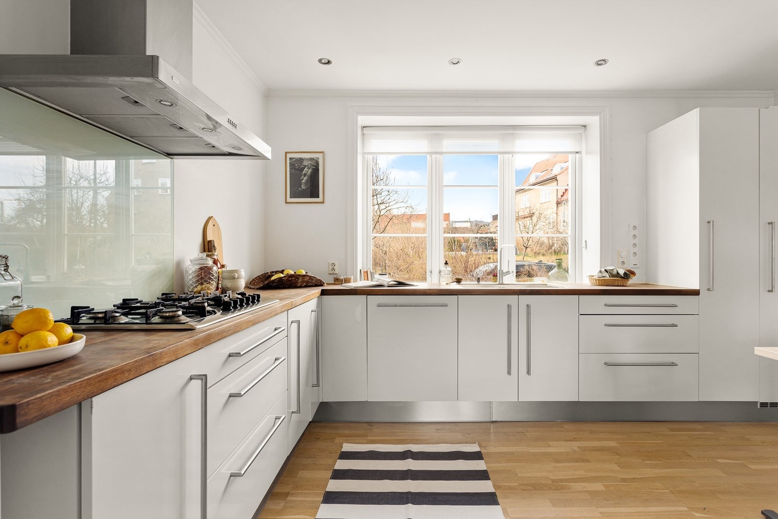 Lyst og tidløst kjøkken fra HTH. Galleribilde